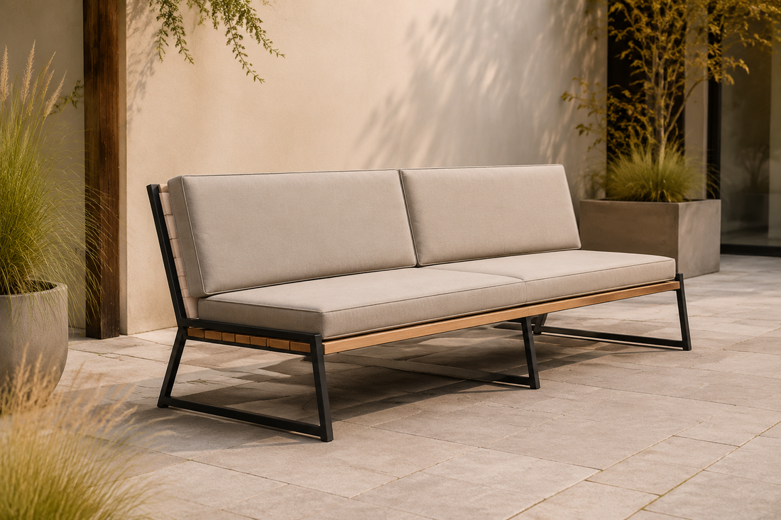 Lange houten loungebank met zwarte stalen loungeframes op een rustig terras