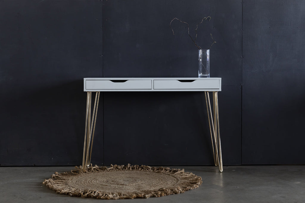 Nordstahl Hairpin tafelpoten goud onder tafel in modern interieur