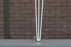 Close-up van Nordstahl Hairpin tafelpoten wit