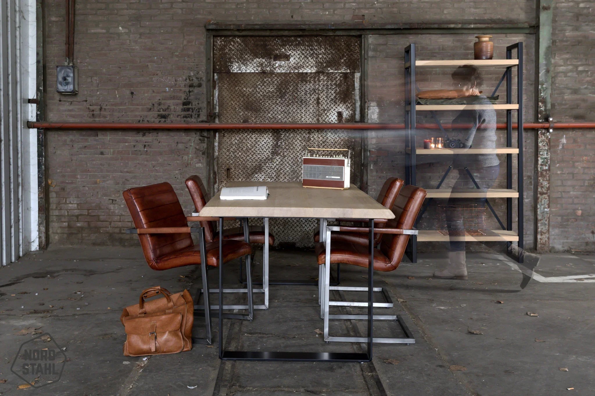 Industriele eettafel met Nordstahl Strip leg tafelpoten