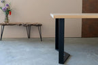 Nordstahl U leg sharp toegepast onder tafel in modern interior