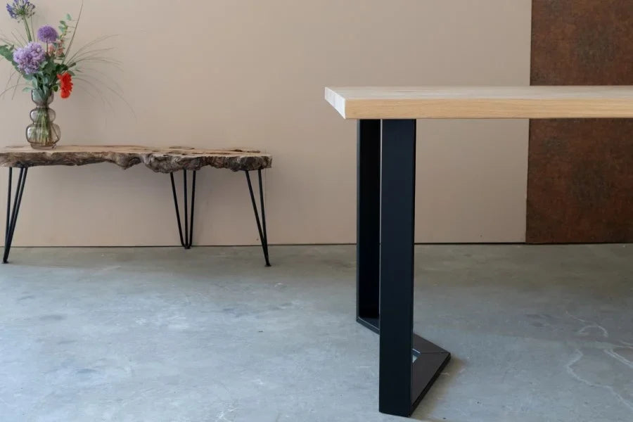 Nordstahl U leg sharp toegepast onder tafel in modern interior