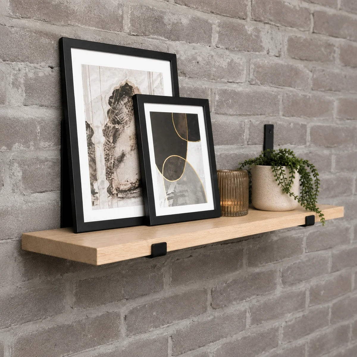 Stalen plankdragers L onder houten wandplank