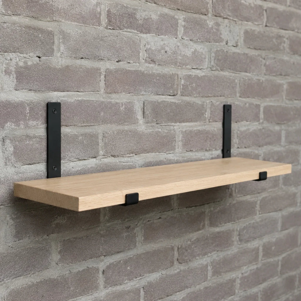 Zwarte stalen plankdragers L met houten wandplank