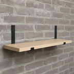 Zwarte stalen plankdragers L met houten wandplank