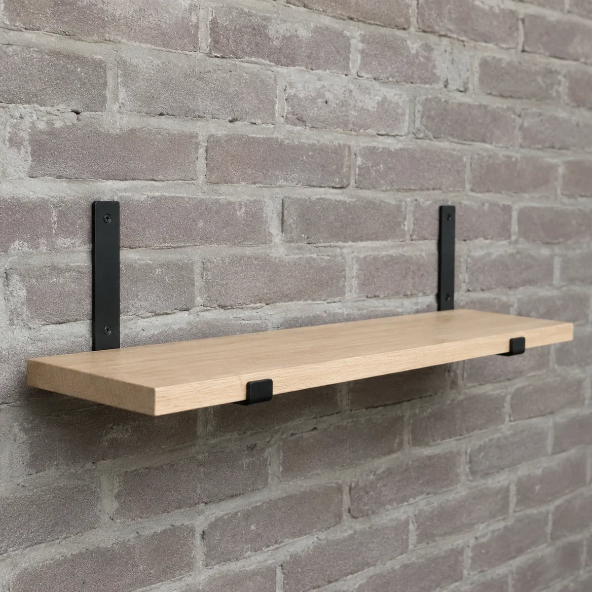 Zwarte stalen plankdragers L met houten wandplank